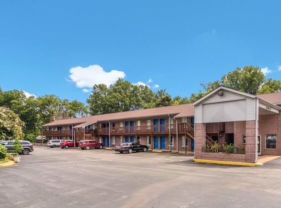 Rodeway Inn allows check-in for 18 year-old guests