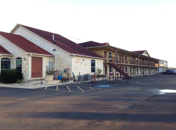 American Inn & Suites allows check-in for 18 year-old guests