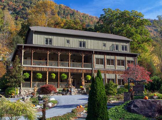 The Esmeralda Inn at Lake Lure allows check-in for 18 year-old guests