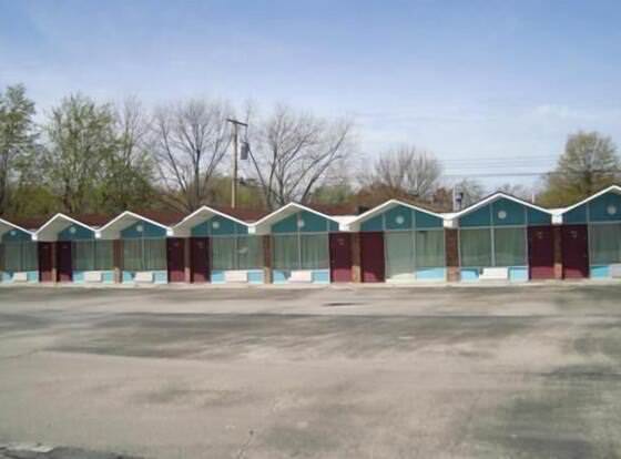 Gray Plaza Motel allows check-in for 18 year-old guests