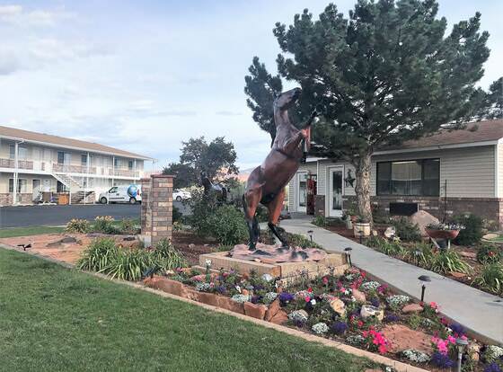 Broken Spur Inn & Steakhouse allows check-in for 18 year-old guests