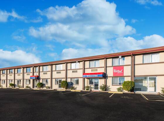 Red Roof Inn & Suites Wapakoneta allows check-in for 18 year-old guests