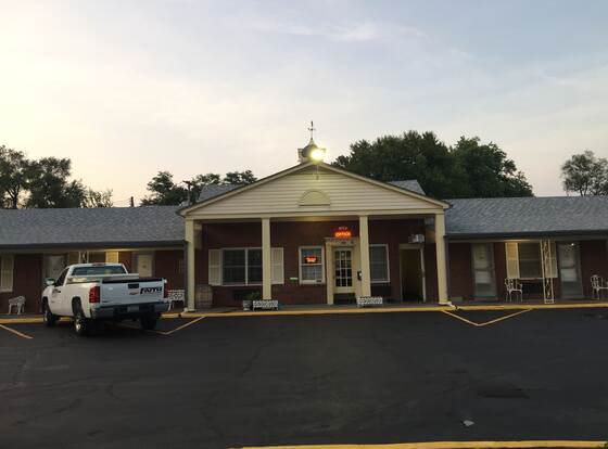 Old Kentucky Home Motel allows check-in for 18 year-old guests