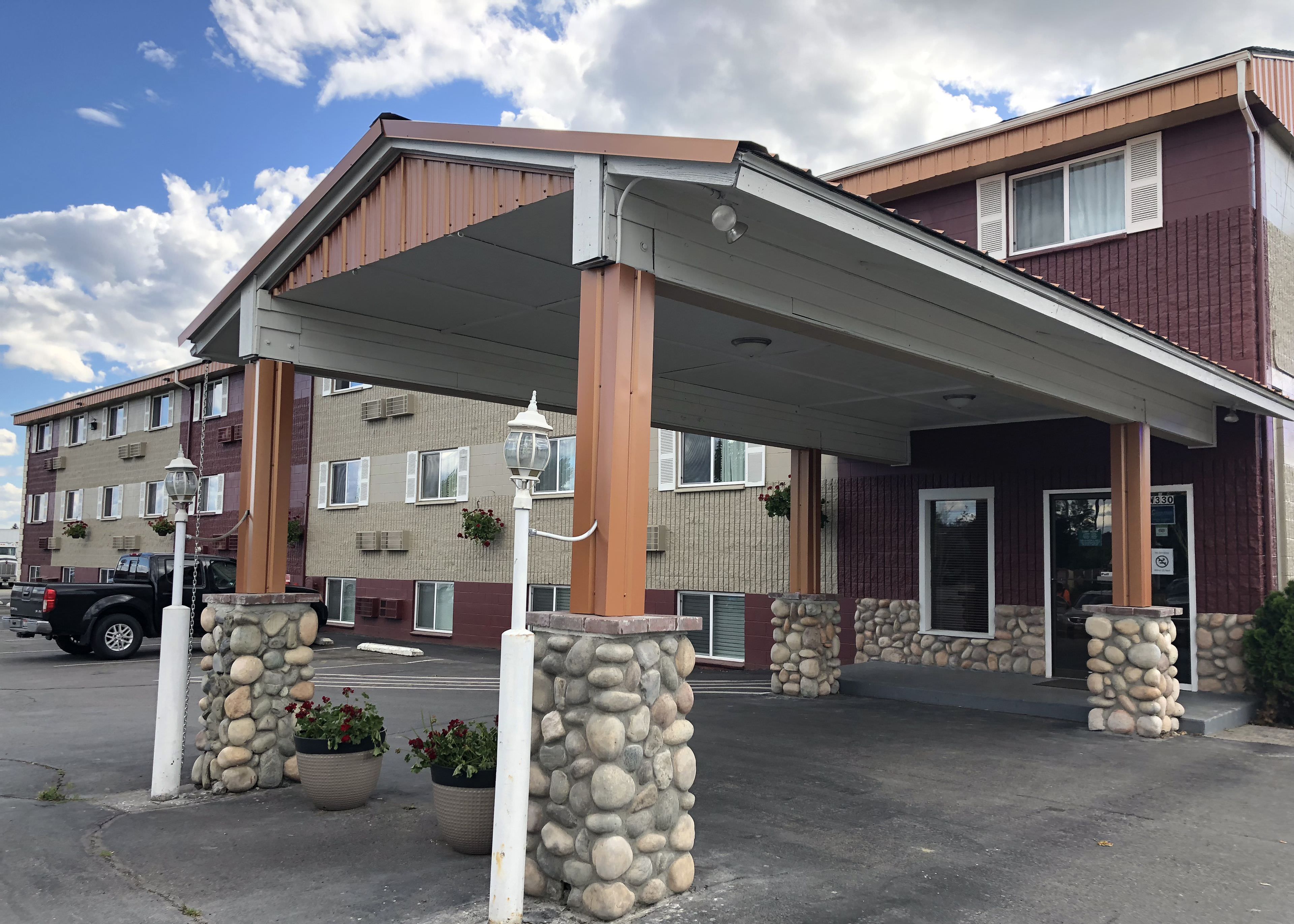 FairBridge Inn - Coeur d'Alene allows check-in for 18 year-old guests