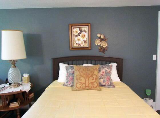 Rocky Mountain Red Brick Inn allows check-in for 18 year-old guests