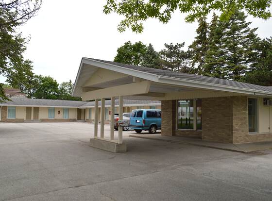 Monnie Lynn Motel allows check-in for 18 year-old guests