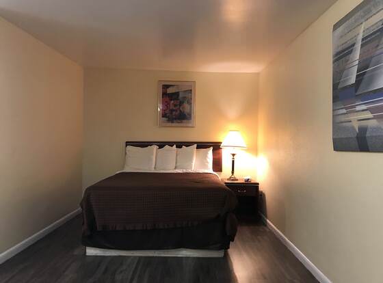 Relax Inn of Medford allows check-in for 18 year-old guests