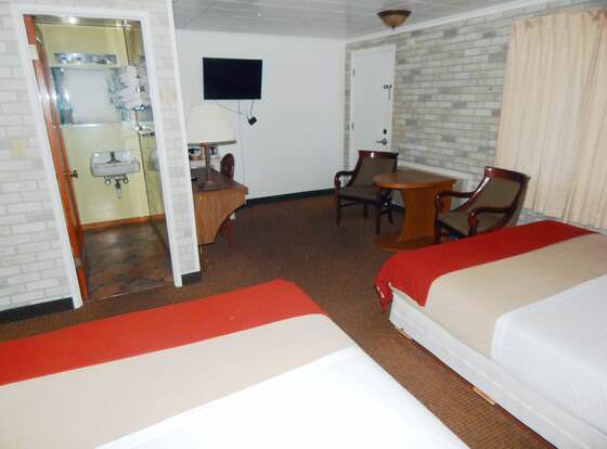 Motel Nicholas allows check-in for 18 year-old guests