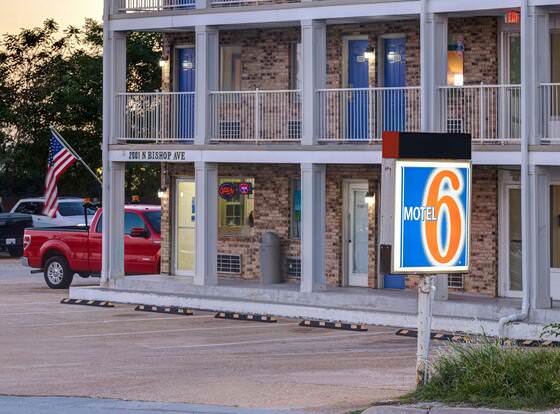 Motel 6 Rolla, MO allows check-in for 18 year-old guests