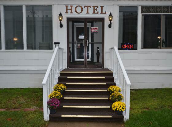 Perfect Stay Inn & Suites allows check-in for 18 year-old guests