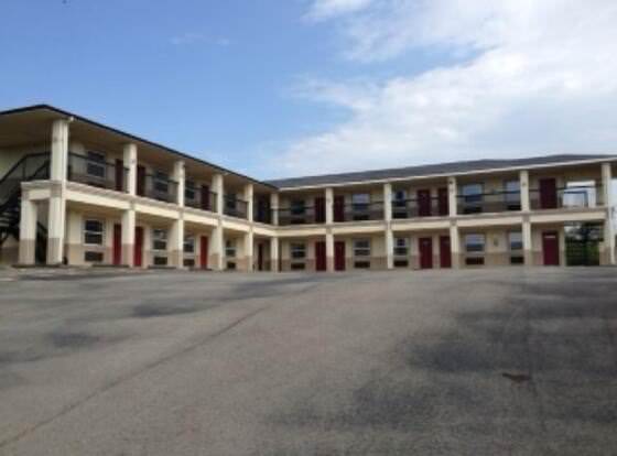 HiWay Inn & Suites Wilburton allows check-in for 18 year-old guests