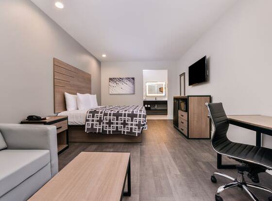 Palace Inn Blue Tomball Parkway allows check-in for 18 year-old guests