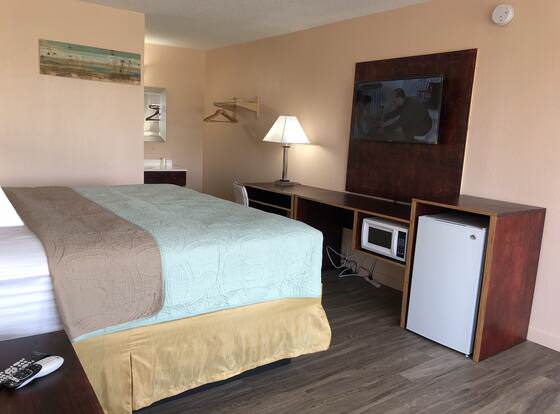 Hotel Lexihill allows check-in for 18 year-old guests