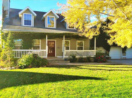 Huge 5-BR Home Just South of the City allows check-in for 18 year-old guests