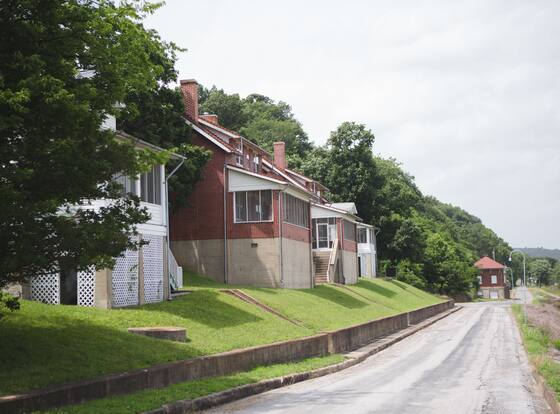 Golconda Lock & Dam Homes allows check-in for 18 year-old guests