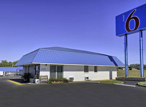 Motel 6 Sullivan, MO allows check-in for 18 year-old guests