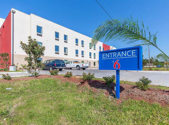 Motel 6 Texas City, TX - I-45 South allows check-in for 18 year-old guests
