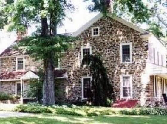 1732 Folke Stone Bed and Breakfast allows check-in for 18 year-old guests