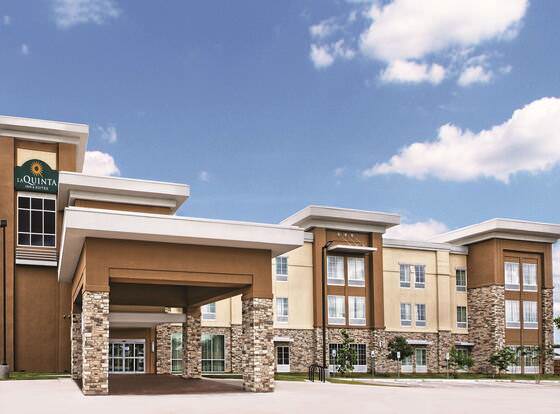 La Quinta Inn & Suites by Wyndham San Antonio by AT&T Center allows check-in for 18 year-old guests