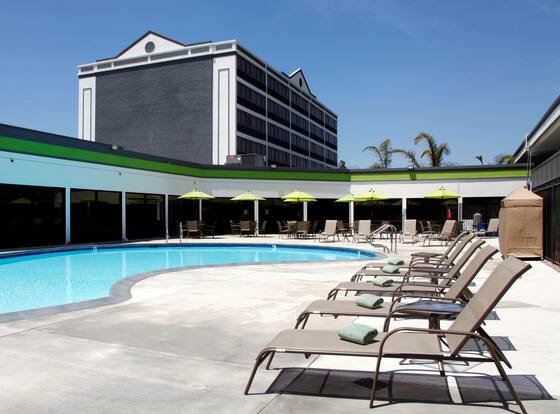 Radisson Hotel Oakland Airport allows check-in for 18 year-old guests