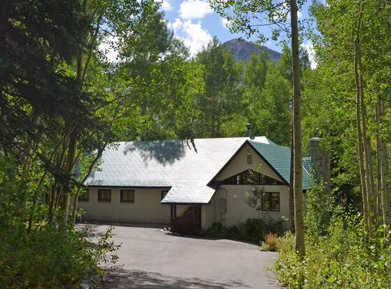 Chez Louisa by Mount Majestic allows check-in for 18 year-old guests