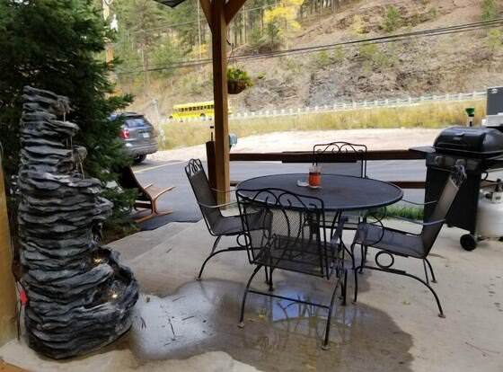 Ponderosa Pines Inn and Cabins allows check-in for 18 year-old guests