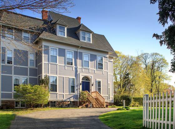 Admiral Sims House on Catherine St and Mill St allows check-in for 18 year-old guests