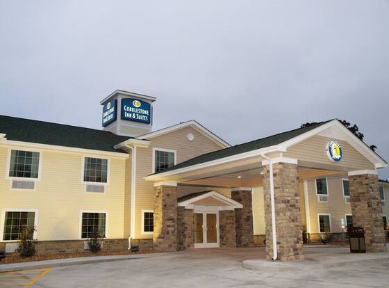 Cobblestone Inn & Suites - Vinton allows check-in for 18 year-old guests