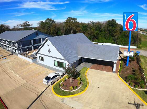 Motel 6 Alvin, TX allows check-in for 18 year-old guests