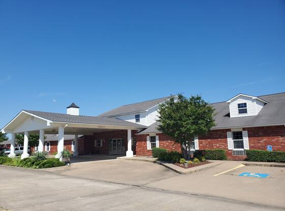 Candlelight Inn & Suites Hwy 69 near McAlester allows check-in for 18 year-old guests