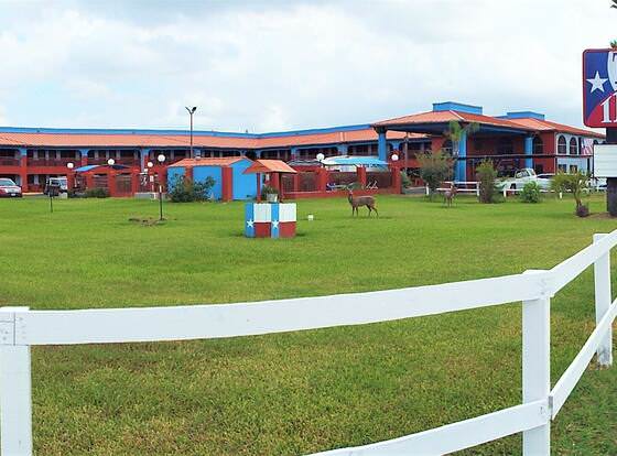 Texas Inn Harlingen allows check-in for 18 year-old guests