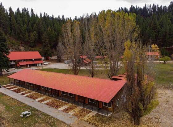 Southfork Lodge - Riverside Inn allows check-in for 18 year-old guests