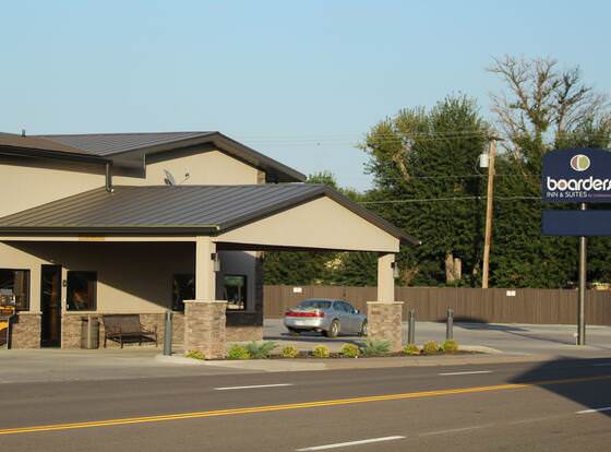 Boarders Inn & Suites by Cobblestone Hotels - Syracuse allows check-in for 18 year-old guests