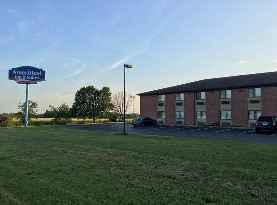 Amerihost Inn & Suites - Mexico allows check-in for 18 year-old guests