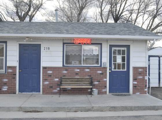 Cozy Motel allows check-in for 18 year-old guests