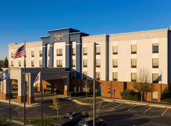 Hampton Inn Gretna - Smith Mountain Lake allows check-in for 18 year-old guests