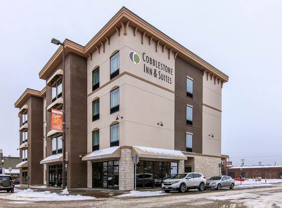 Cobblestone Inn & Suites at UW Stout Downtown Menomonie allows check-in for 18 year-old guests