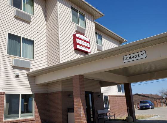 Edgewood Hotel & Suites allows check-in for 18 year-old guests