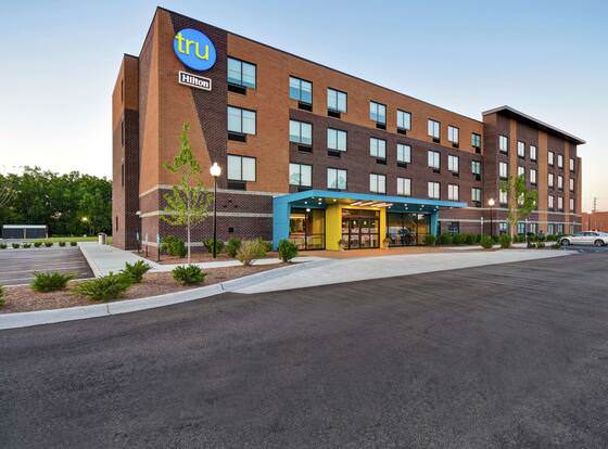 Tru by Hilton Sterling Heights Detroit allows check-in for 18 year-old guests