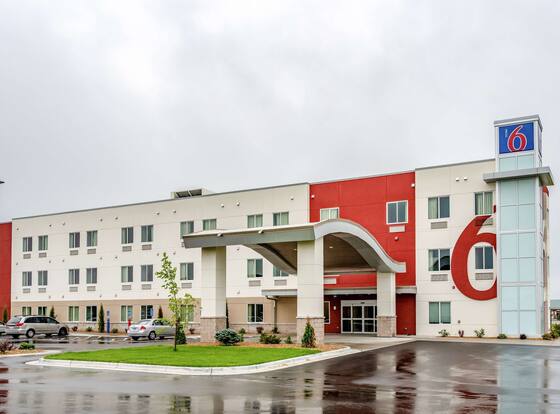 Motel 6 Mankato, MN allows check-in for 18 year-old guests