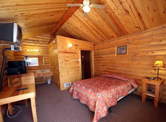 Deluxe Cabin great for snowmobilers BCC#2 allows check-in for 18 year-old guests