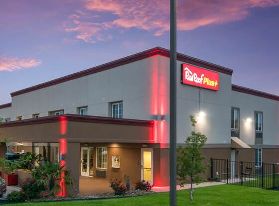 Red Roof Inn PLUS+ Fort Worth - Burleson allows check-in for 18 year-old guests