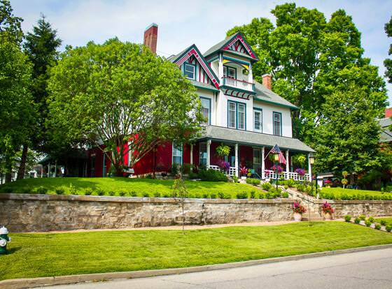 Evans Holly Grove Inn B&B allows check-in for 18 year-old guests