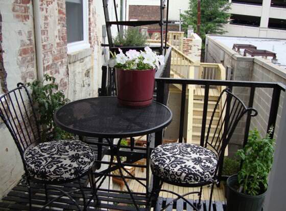 BlancNoir Bed & Breakfast allows check-in for 18 year-old guests