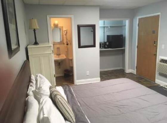 Hickory Shades Motel allows check-in for 18 year-old guests