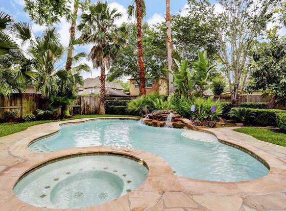 Luxury Spectacular House in TX allows check-in for 18 year-old guests