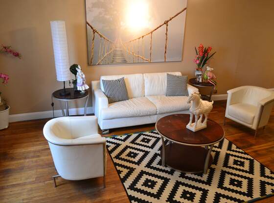 NYC 10 Mins, 6 Luxury Affordable Multi Bedroom Apartments allows check-in for 18 year-old guests