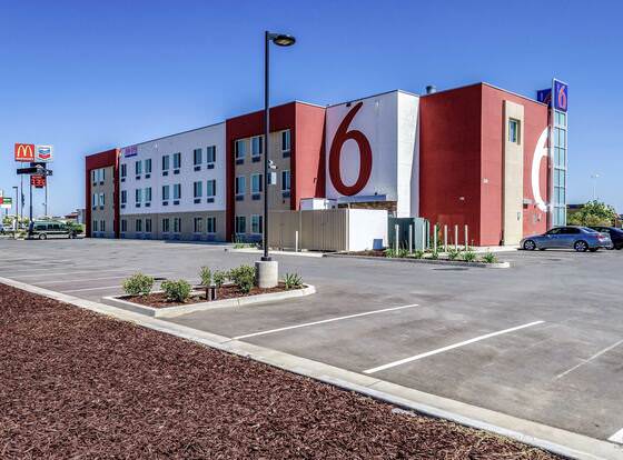 Motel 6 Livingston, CA - Merced County allows check-in for 18 year-old guests
