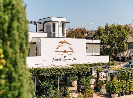 Seaside Laguna Inn & Suites Hotel allows check-in for 18 year-old guests