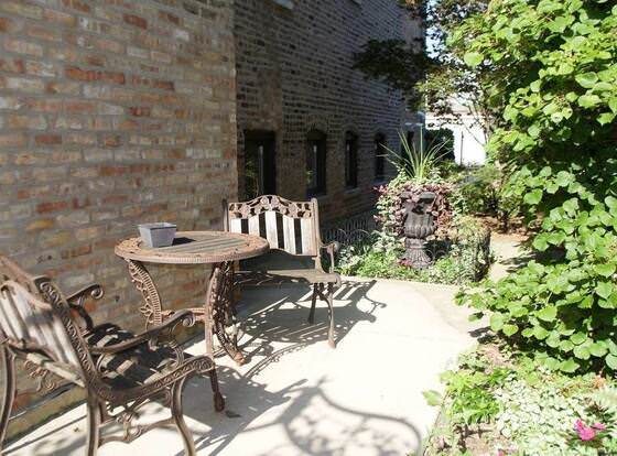 Fun-Loving Botanic Garden. Easy Access from Ohare allows check-in for 18 year-old guests